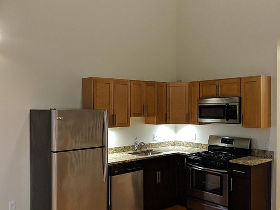 3rd image of 398 Lincoln Pkwy #9