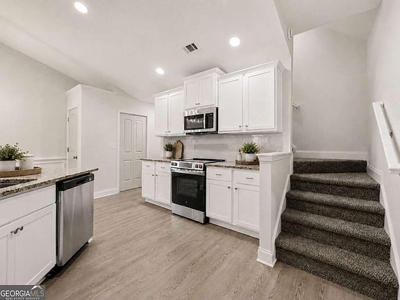 4th image of 95 Savoy Park Dr