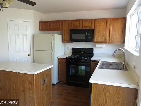3rd image of 8554 Towne Manor Ct