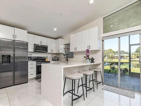 4th image of 518 Woodgate Cir