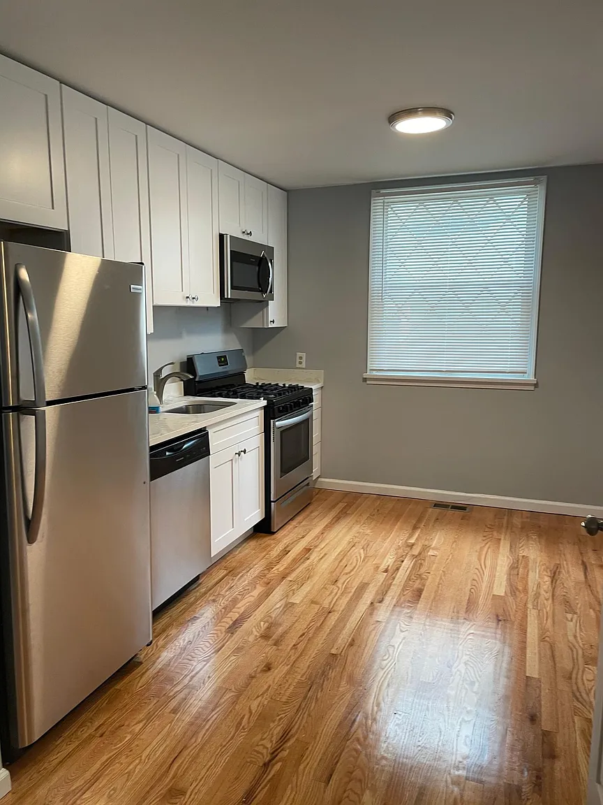 163 Sigel St photo 1