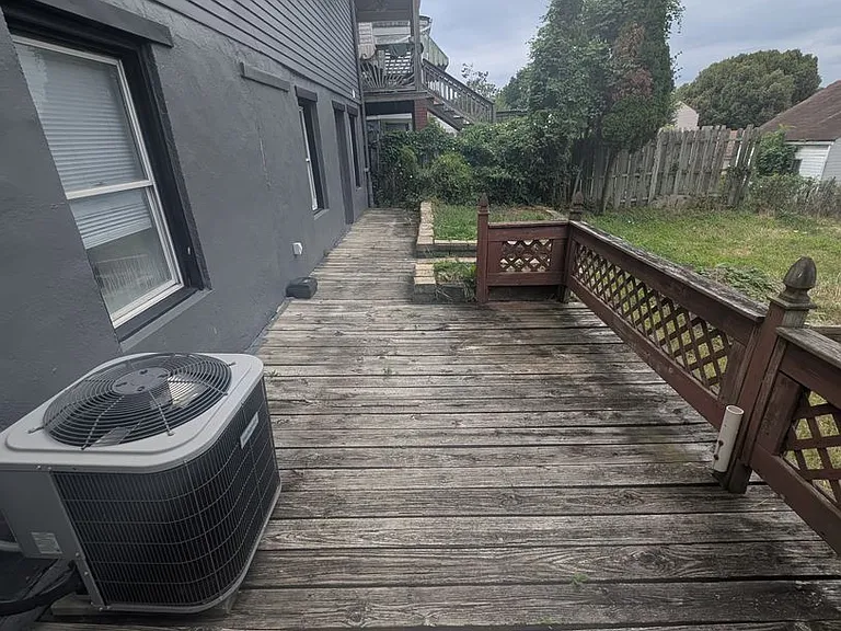 2508 Cobden St — Photo 20