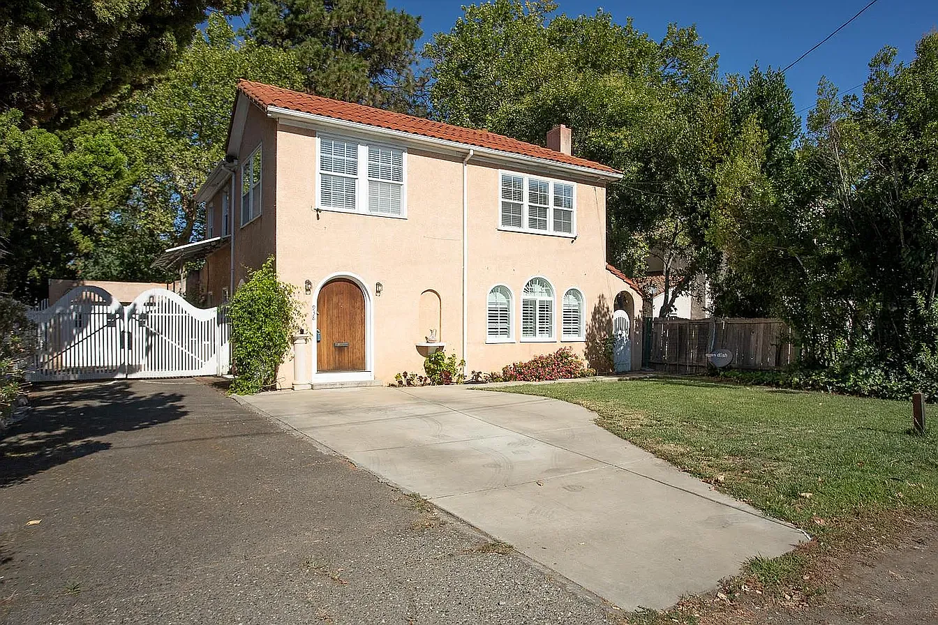 3 bed, 1.5 bath, 1696 sqft, $2,150 — Photo 1