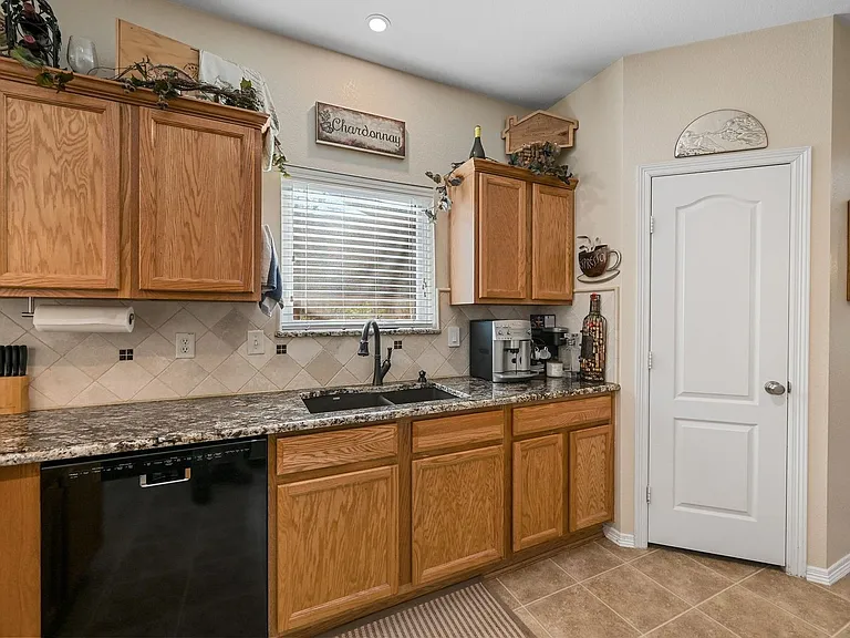 1905 Francis Ct — Photo 12