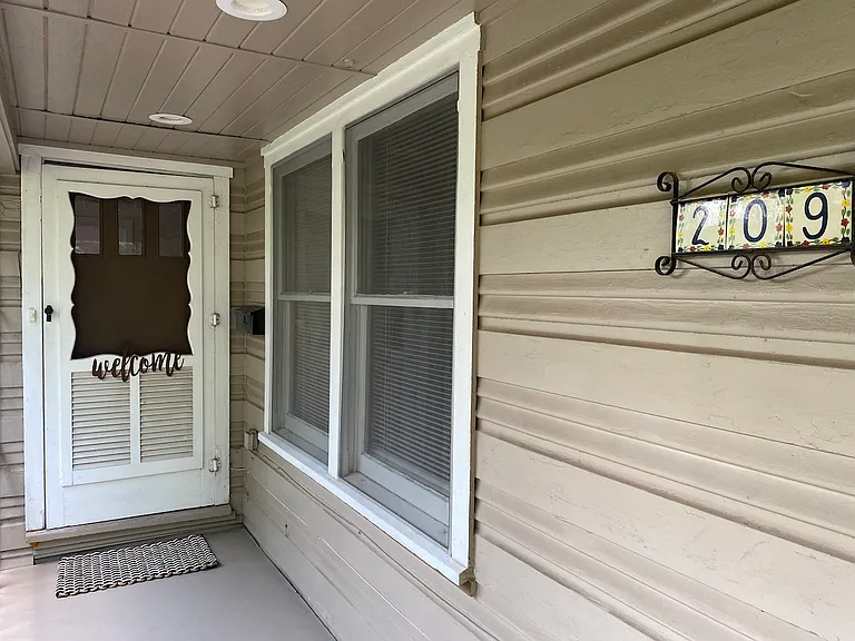 209 Lyman Dr — Photo 2