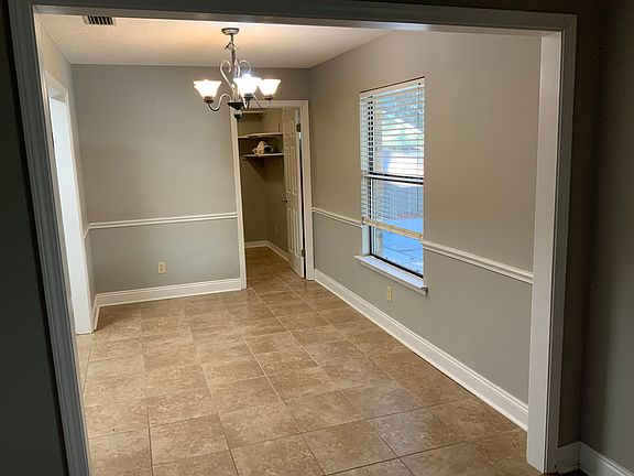 Breakfast/dining area