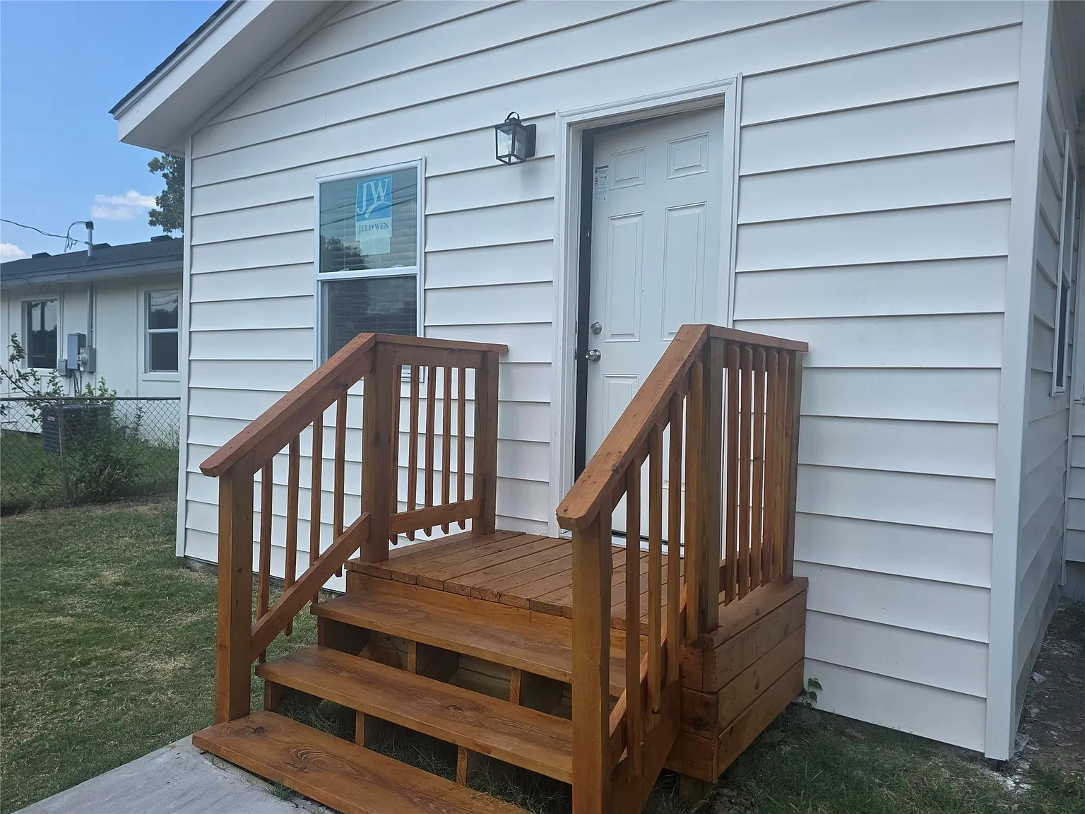 3 bed, 1.0 bath, 920 sqft, $1,600 — Photo 2