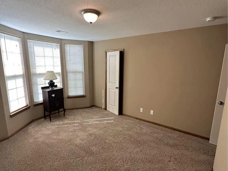 505 NW Highcliffe Dr — Photo 31