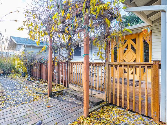 Kitchen pull out drawers