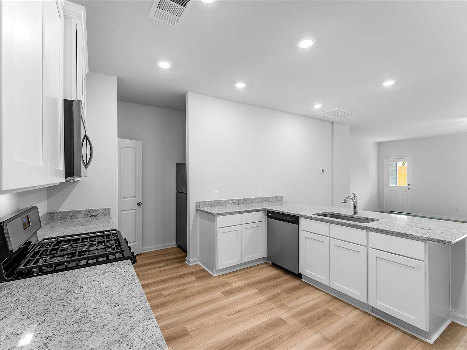 3 bed, 1595 sqft, $1,699 — Photo 2