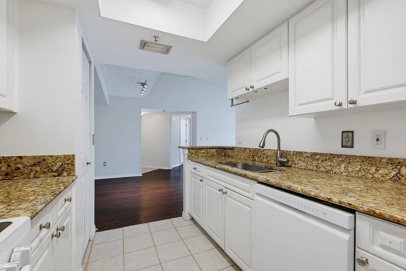 3 bed, 2.0 bath, 1173 sqft, $2,400 — Photo 4