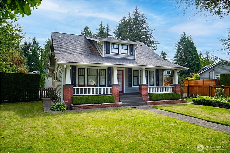 2nd image of 527 17th Street SE