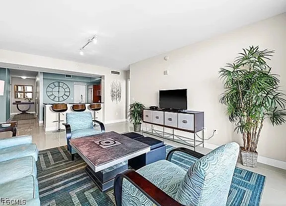 2 bed, 2.0 bath, 1319 sqft, $2,100 — Photo 3