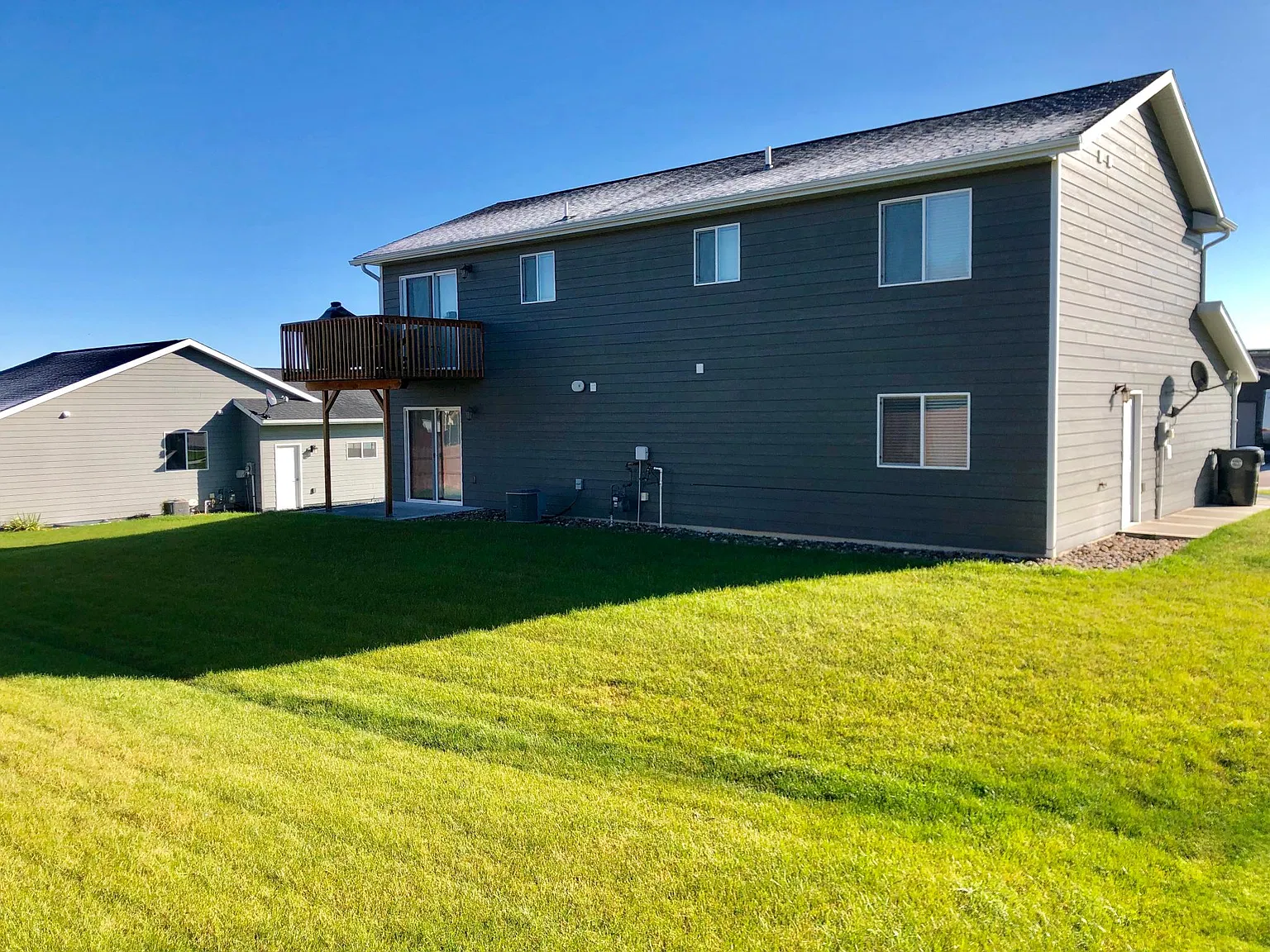 4 bed, 2080 sqft, $2,400 — Photo 2