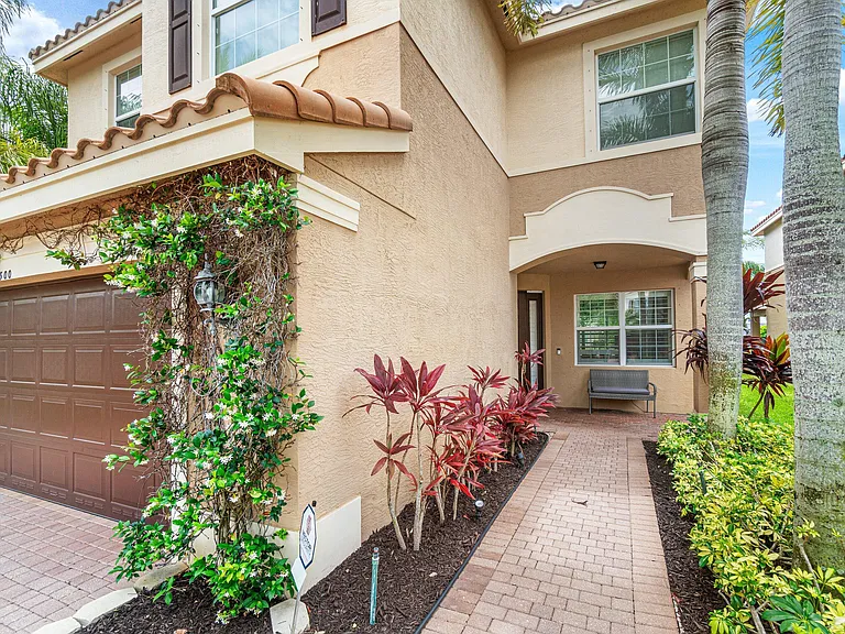 8300 Calabria Lakes Dr — Photo 4