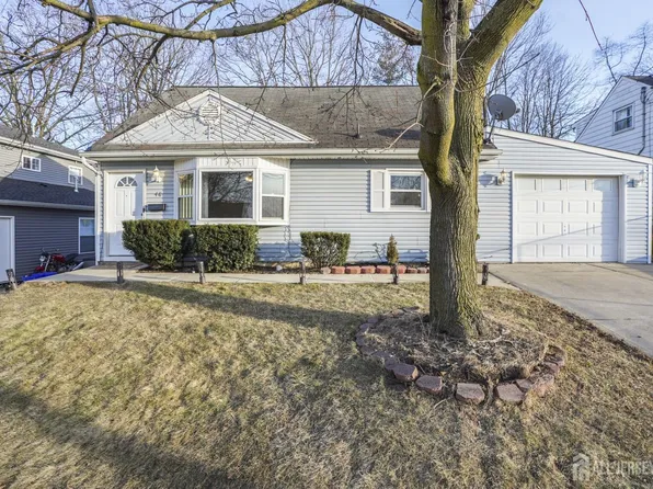 48 Pinetree Dr, Parlin, NJ 08859