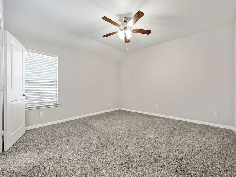 3921 Oak Creek Cir — Photo 16