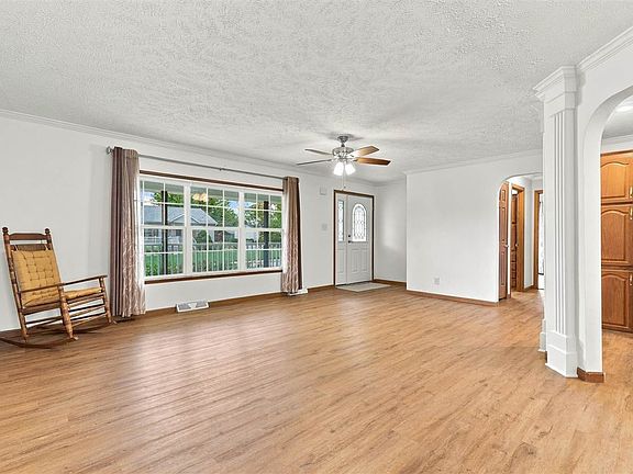3rd image of 288 Paddock Cir