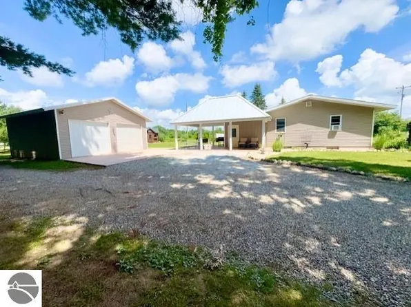 4721 E Sidney Rd, Stanton, MI 48888