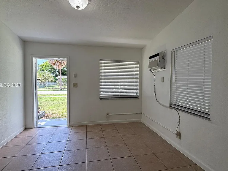 1525 NW 18th Ct — Photo 15