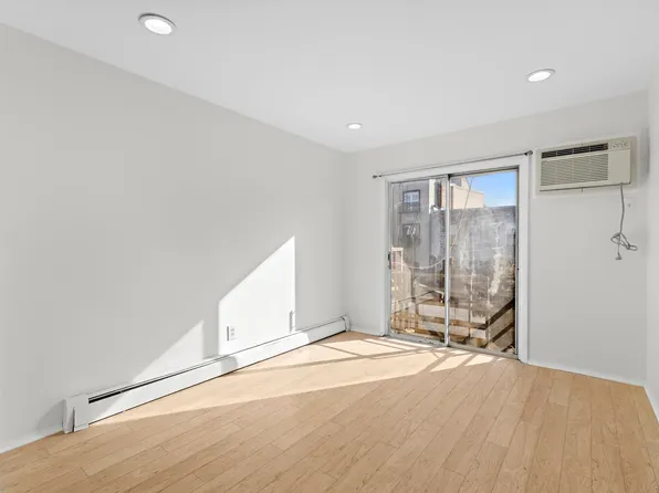 95a Ferry Street image 11 of 13