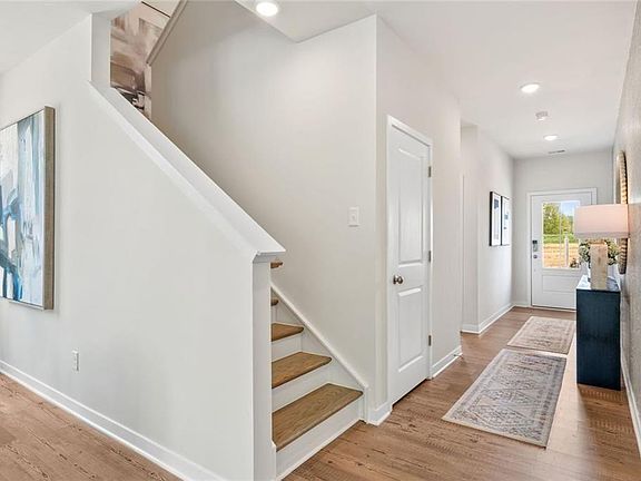 4th image of 312 Earnshaw Ave