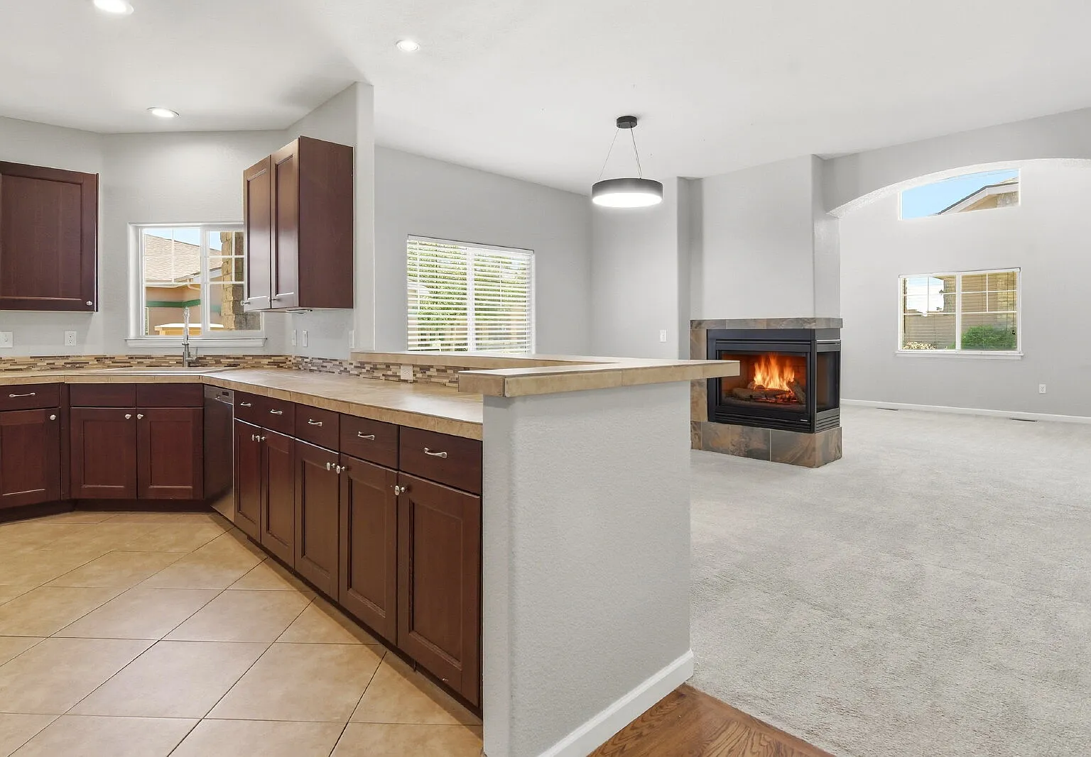 4 bed, 3.0 bath, 2600 sqft, $2,941 — Photo 2