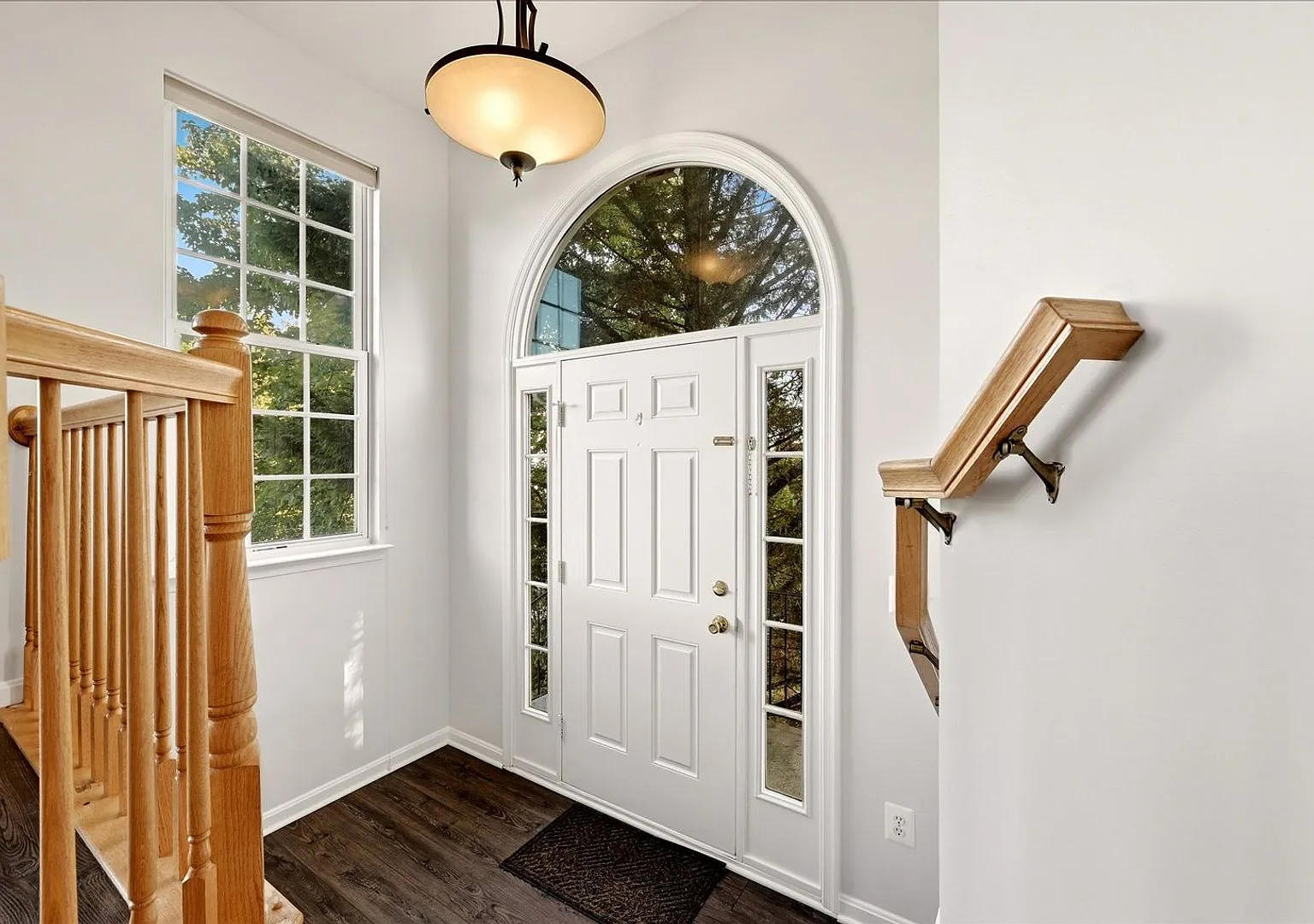 Beautiful end unit in Leesburg! — Photo 2