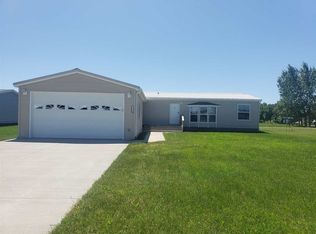 885 1st St, Harvey, ND 58341