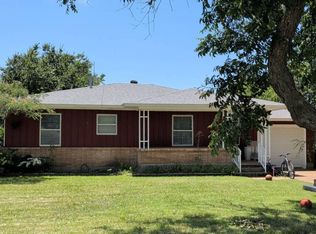 402 E Summit Ave, Electra, TX 76360