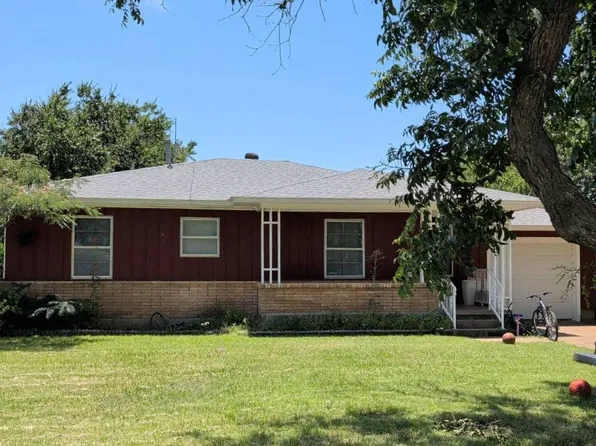 402 E Summit Ave, Electra, TX 76360