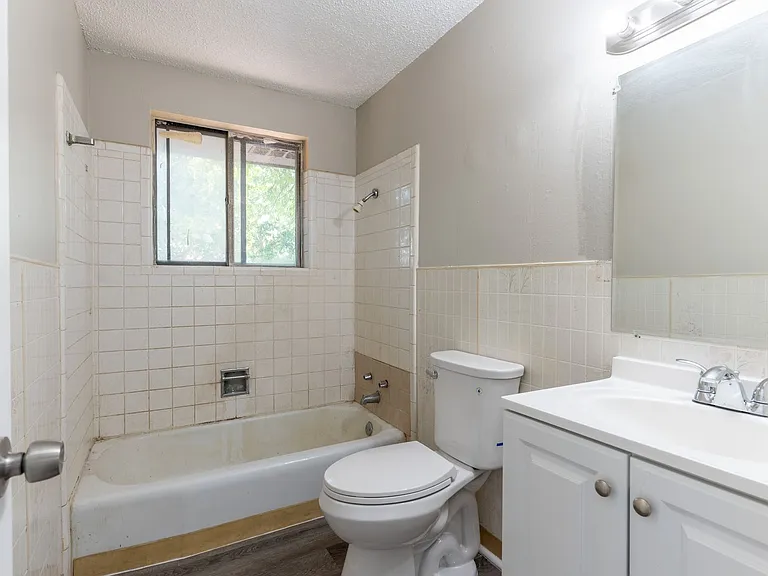9604 NE 11th St — Photo 14