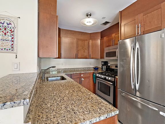 5th image of 3536 Cambridge Ave APT 7D