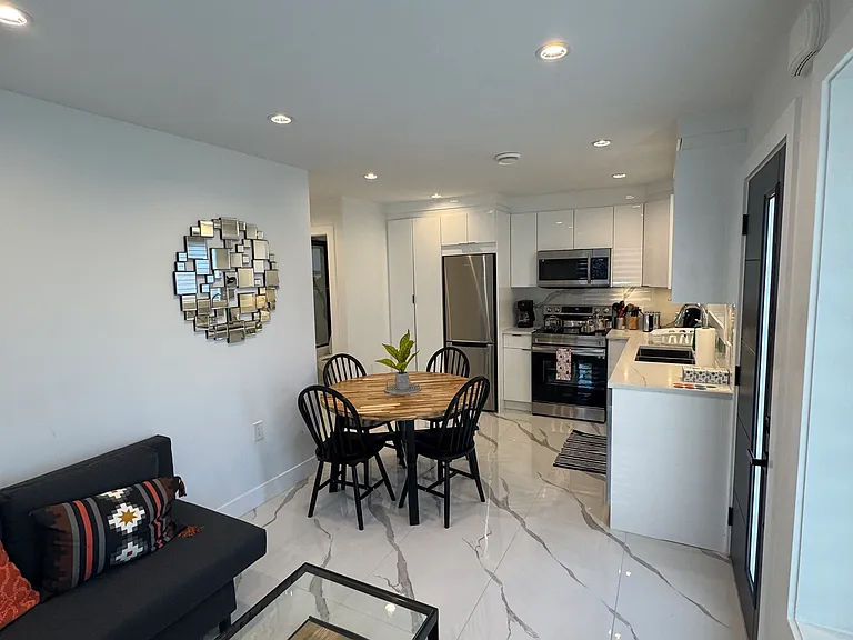 3087 Royal Oak Ave — Photo 25