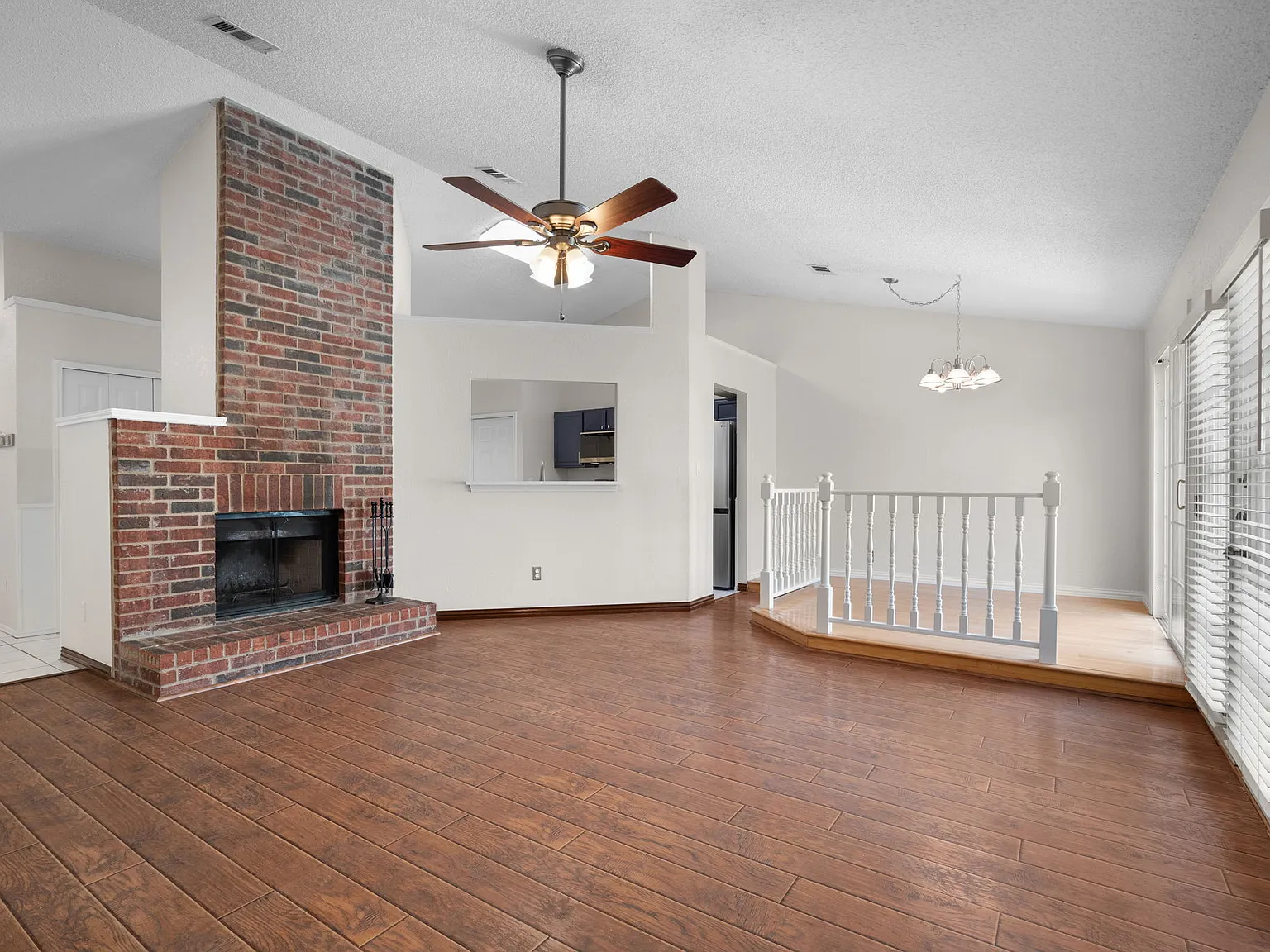 3 bed, 1438 sqft, $2,500 — Photo 2
