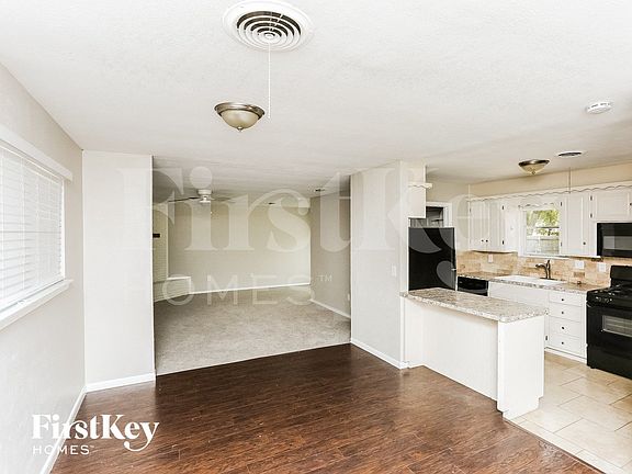 3rd image of 220 NE Moody St
