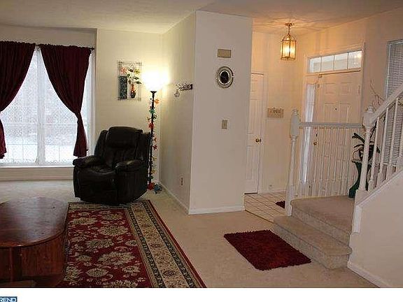 4th image of 423 Woodstock Ln
