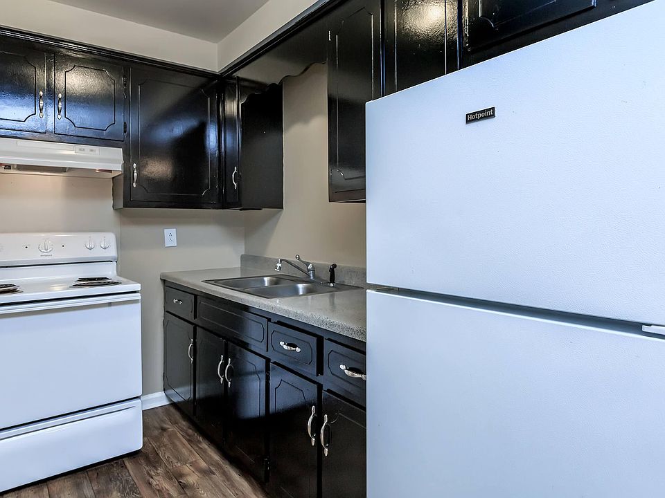 GORGEOUS BLACK CABINETRY