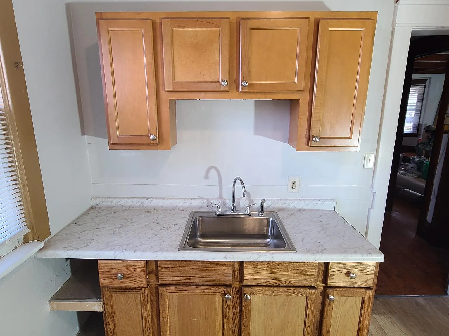 6 bed, 1.5 bath, 2995 sqft, $2,150 — Photo 3