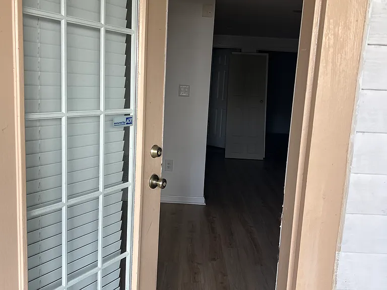 4102 Hampstead Ln — Photo 3