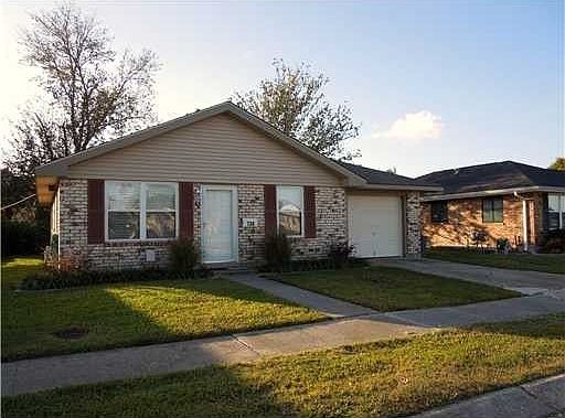 1st image of 736 Oakwood Dr
