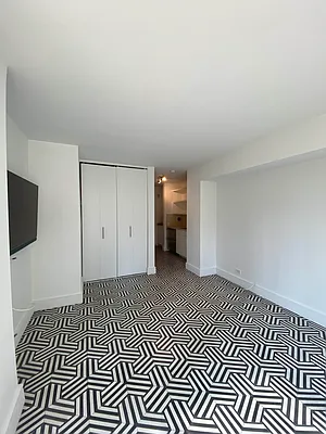 Rented by Fischer Group Realty, LLC | media 8