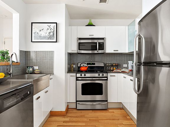 3rd image of 318 Knickerbocker Ave APT 2J
