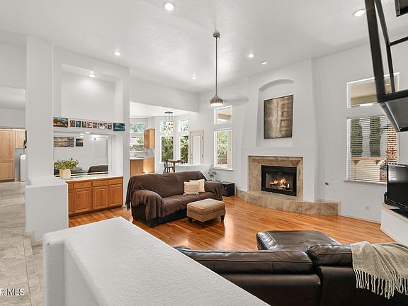 2nd image of 912 Los Pinos Way