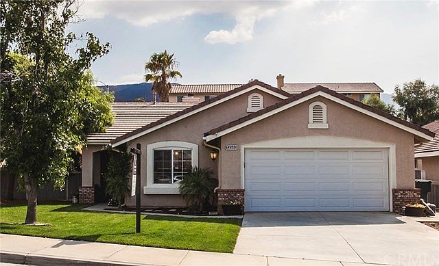 Gorgeous single-story home with a fantastic backyard!