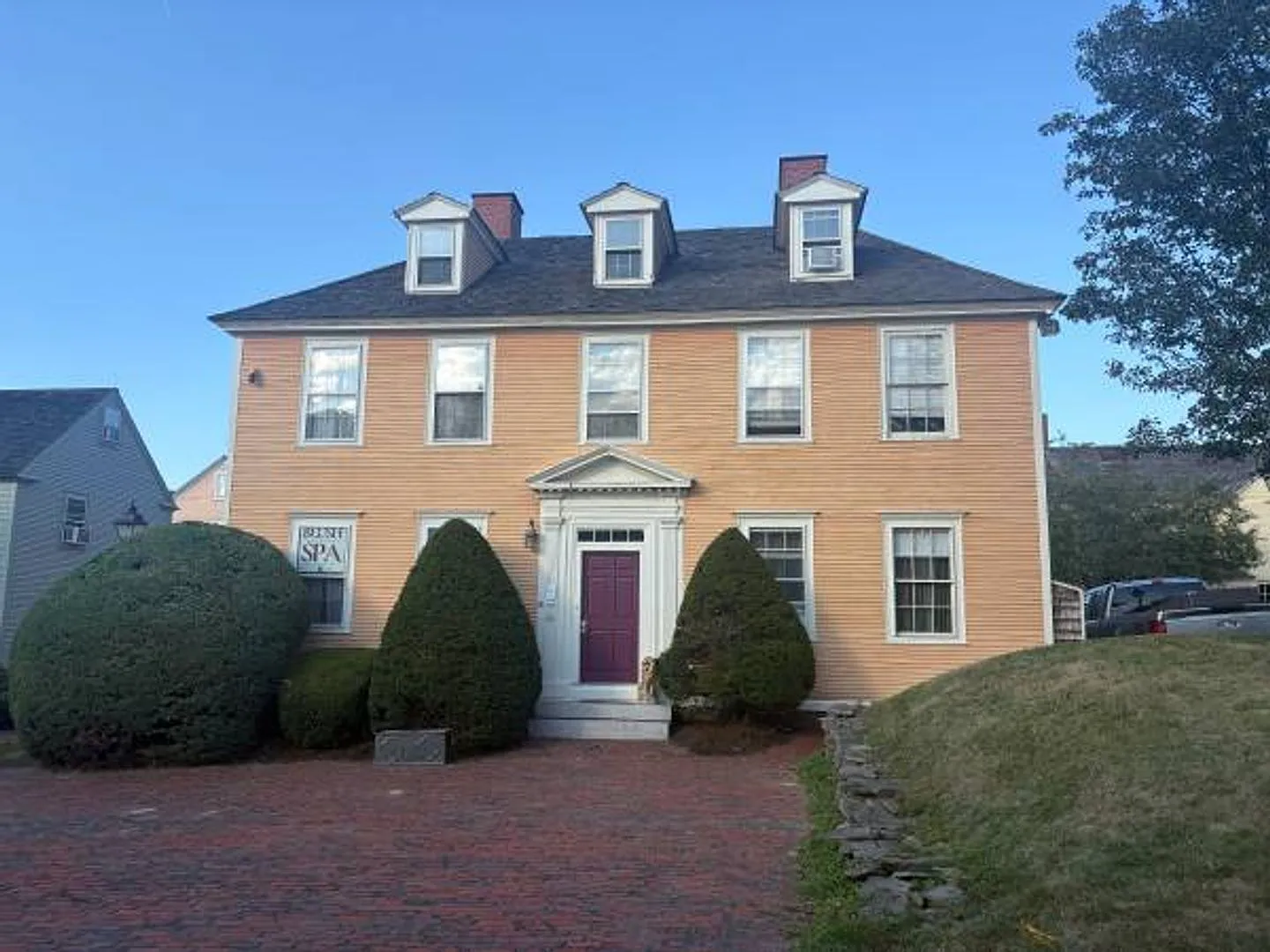 408 The Hill — Photo 2
