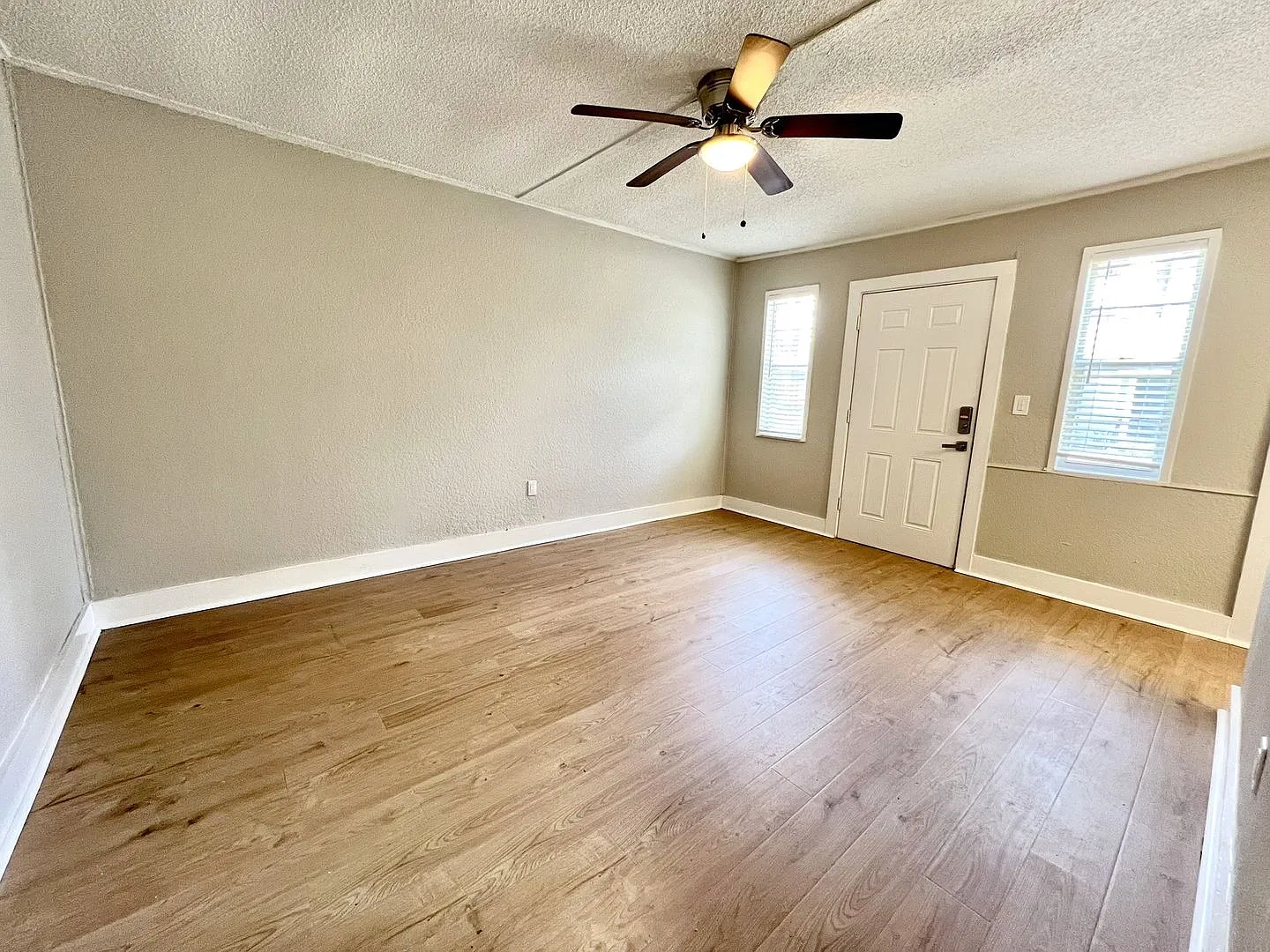 Renovated 2 Bedroom Jacksonville Heights Duplex Apartment — Photo 3