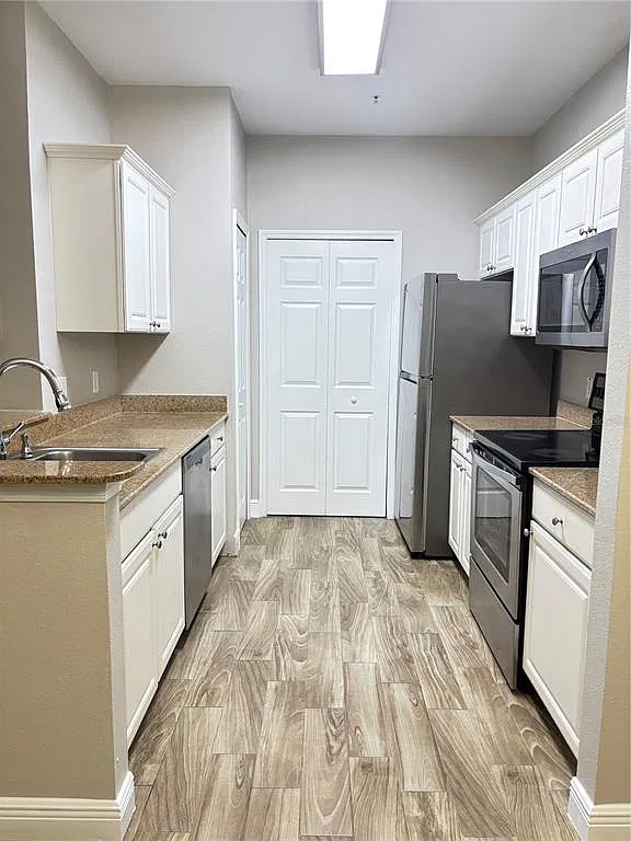1300 Eastern Pecan Pl — Photo 2
