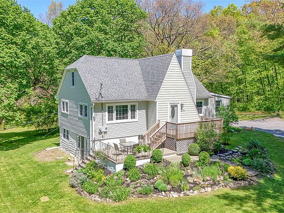 3rd image of 94 Smithtown Road