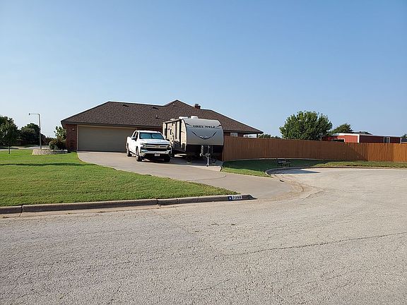 Driveway w/ RV Pad